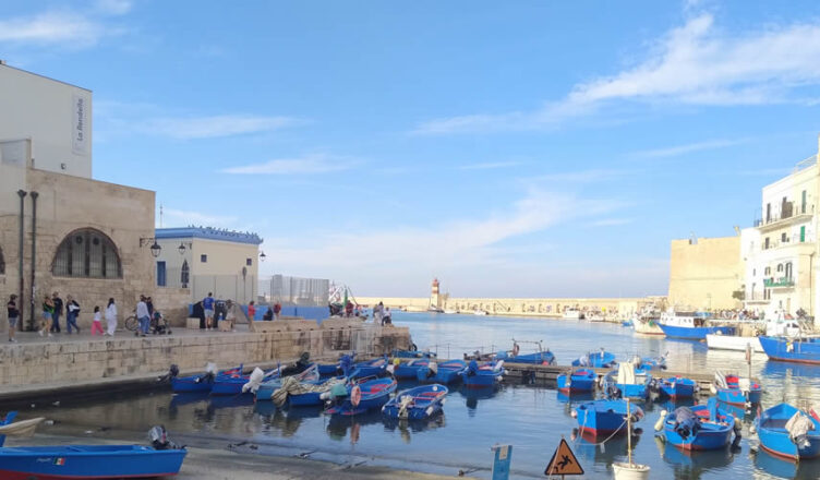 Monopoli vista del porto della città con cielo azzurro in un giorno di fine estate